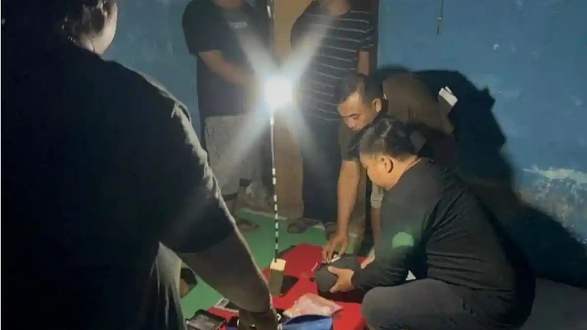 I Made WP Tak Berkutik Saat Diamankan di Klungkung, Simpan 8 Paket Sabu Siap Edar - Tribun-bali.com