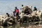 asiknya-mancing-di-laut-jakarta_20180319_185333.jpg
