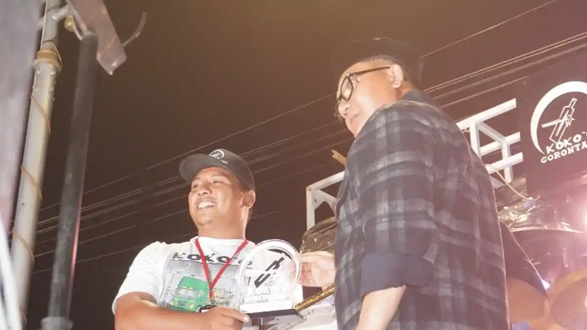 Koko'o Talumolo Terima Sertifikat Penghargaan dari Wali Kota Gorontalo