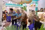 Pengunjung-Booth-Rumah-BUMN-Gunung-Kidul-memilih-barang-hasil-karyafds1243.jpg