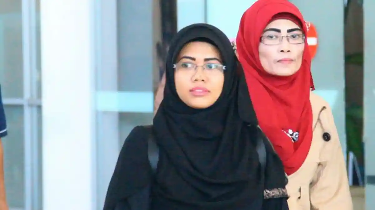 Seorang Ibu Menanti Kepulangan Anaknya yang Bebas dari Hukuman Mati