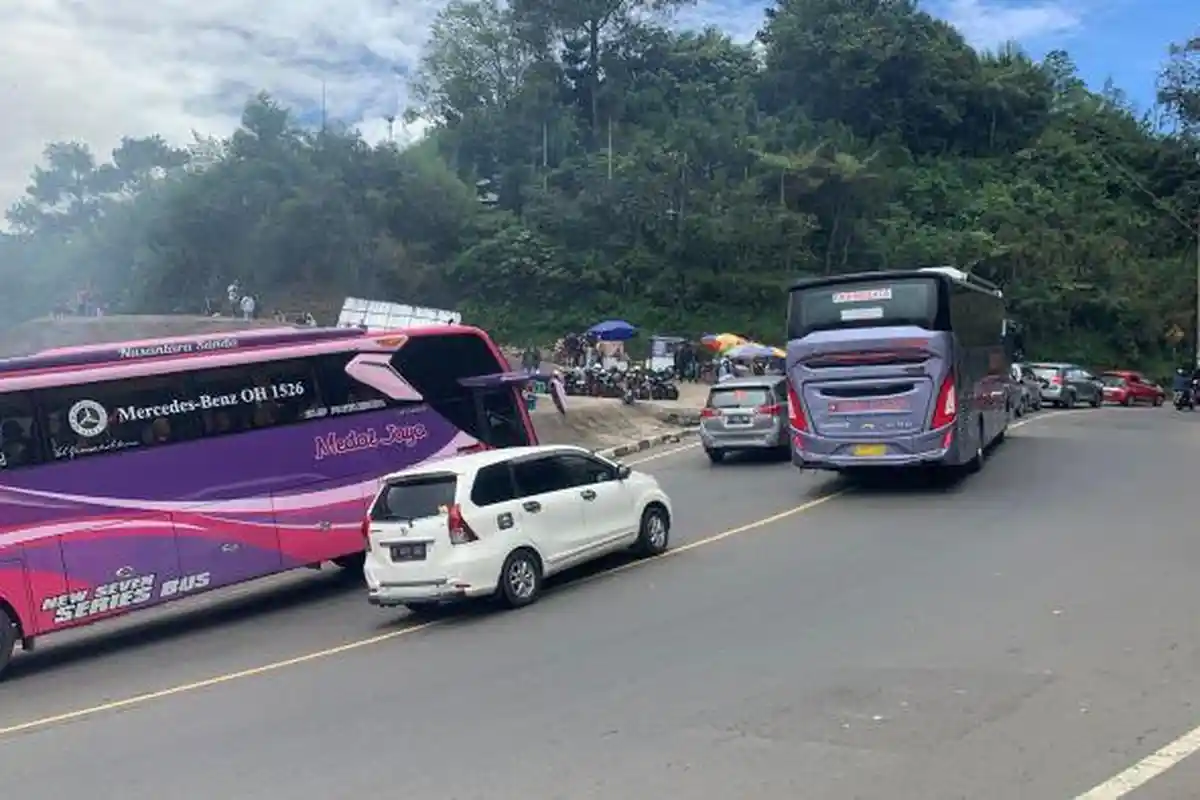 Libur Imlek 2023, Arus Lalu Lintas di Puncak Cianjur Ramai Lancar, Waspadai Tanah Longsor