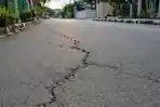 Ilustrasi-jalan-retak-halus-karena-gempa-dibuat-melalui-Chat-GPT-Senin-642026.jpg
