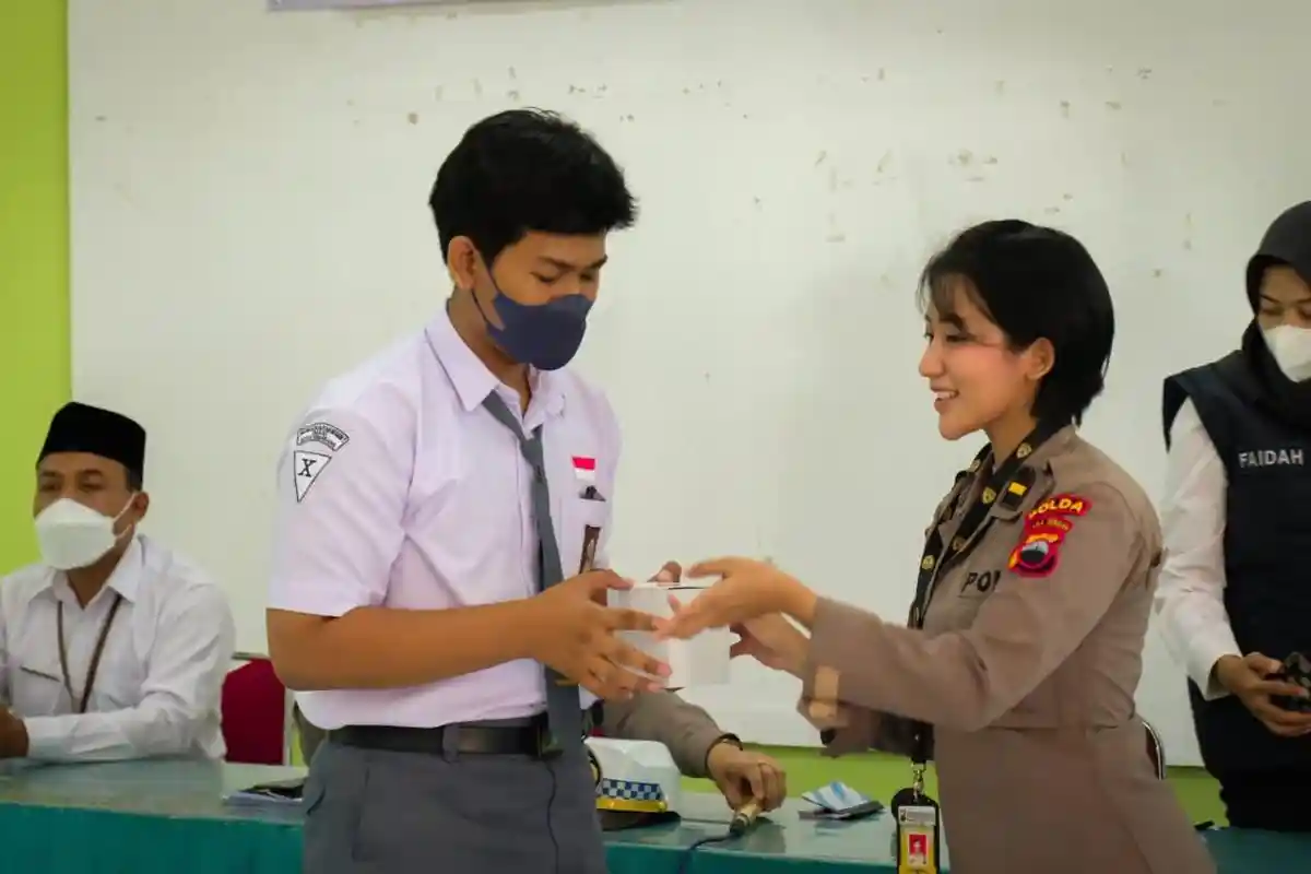 Polwan Polda Jateng Kunjungi Sekolah Menengah, Beri Pengarahan Cerdas dan Aman Bermedia Sosial