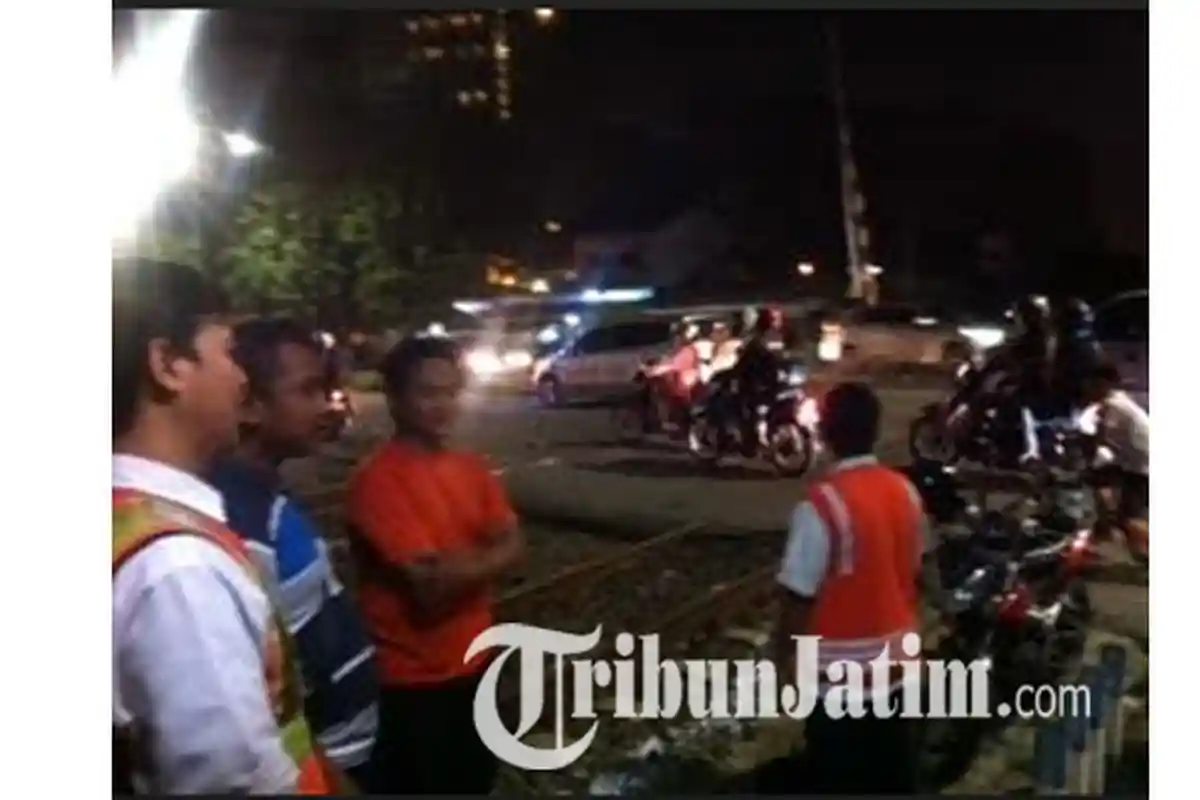 Pengendara Motor di Ngagel Ini Dilempari Batu, Akhirnya Terserempet Kereta Api