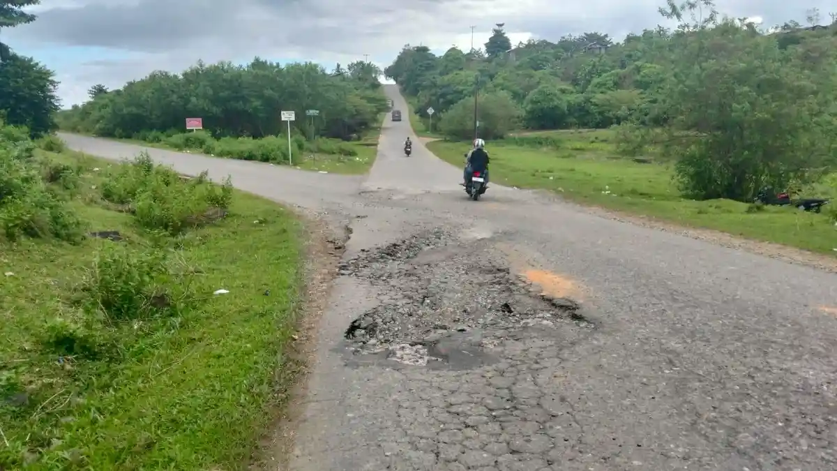 Ada 24 Jalan Berlubang Mulai Bandara Hingga Perbatasan Negeri Hattu, Warga: Kapan Diperbaiki?