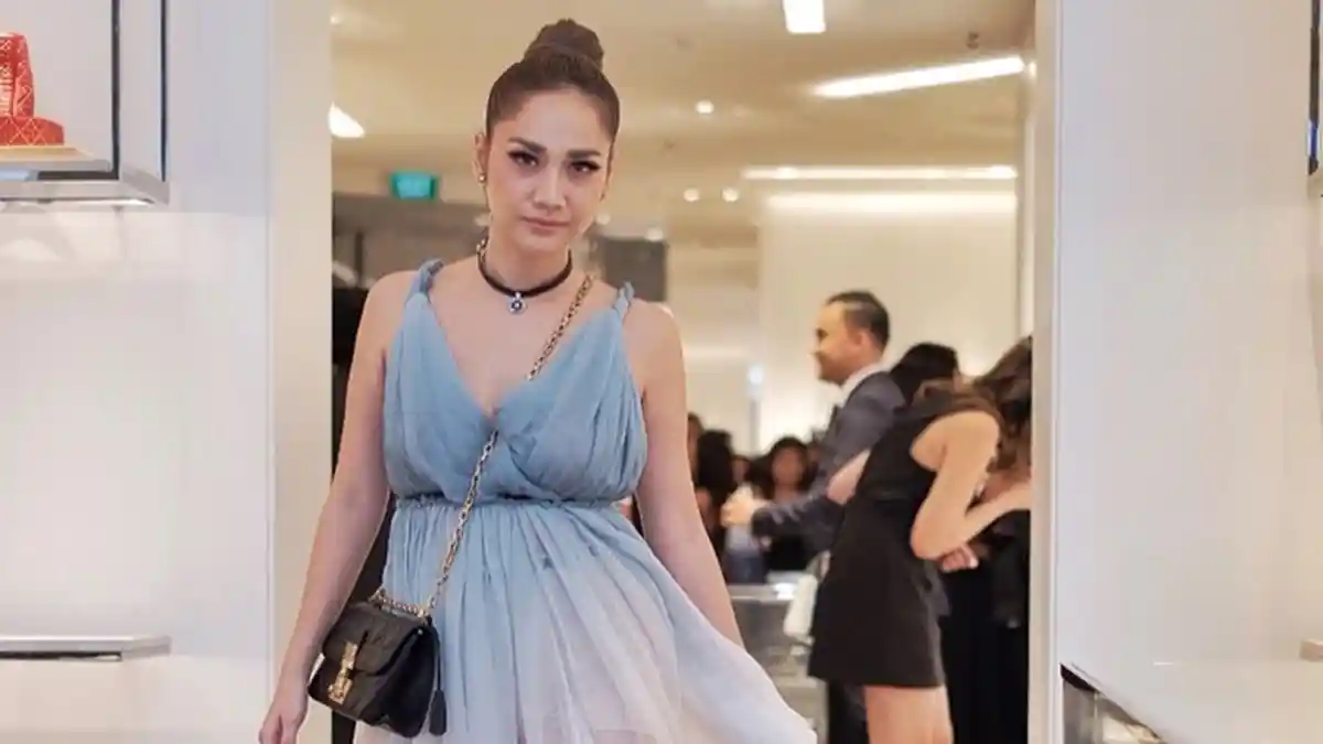 Penampilan Bunga Citra Lestari Saat Datang ke Store Dior Ini Bikin Netizen Meleleh, Anggun Banget!