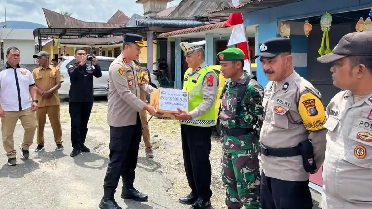 Kapolres Pakpak Bharat dan Bhayangkari Tinjau Pos Pam, Bagikan Bingkisan Lebaran ke Personel