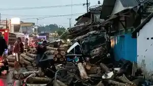Mitsubishi-Fuso-yang-diduga-mengalami-rem-blong-Jalan-Raya-Candipuro-Kabupaten-Lumajang.jpg