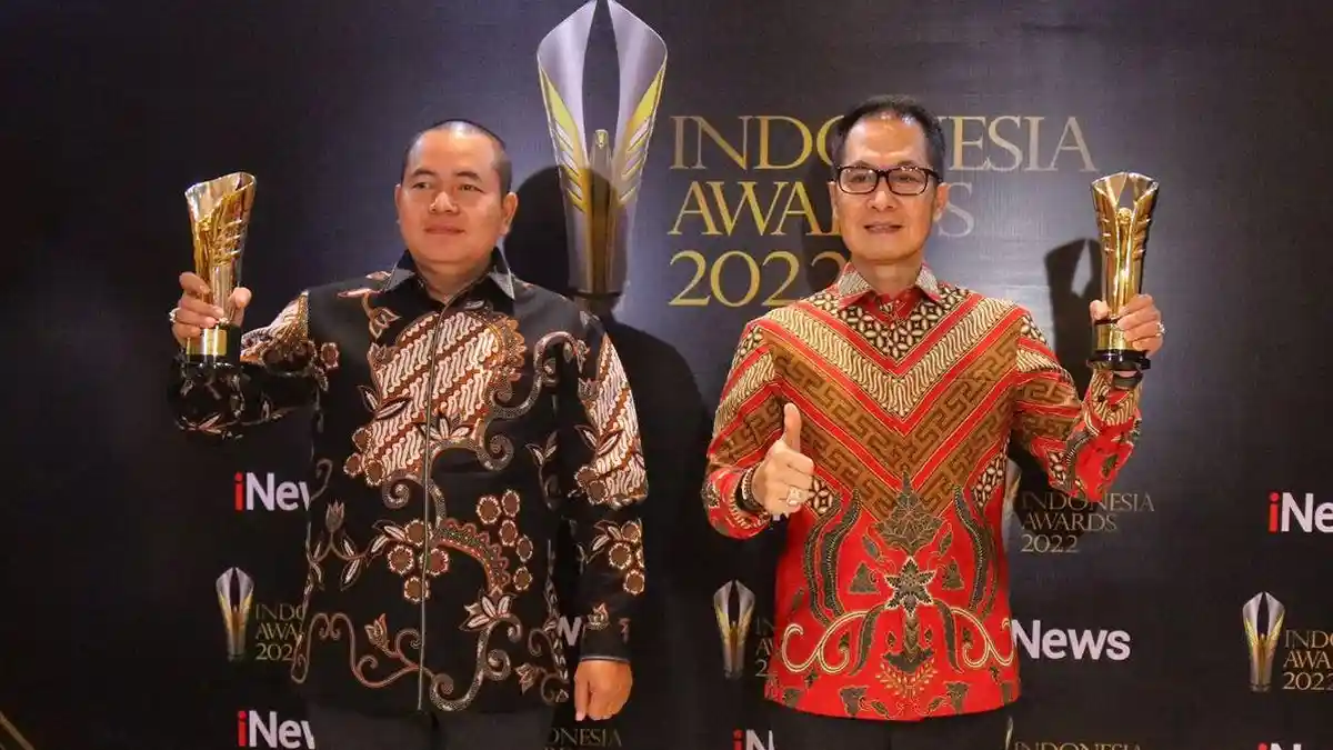 Bupati Hartopo dan Ketua DPRD Kudus Masan Sabet Penghargaan di Indonesia Award 2022
