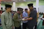 penyerahan-insentif-kepada-guru-mengaji-imam-masjid-dan-pegawai-syara_20180419_191333.jpg