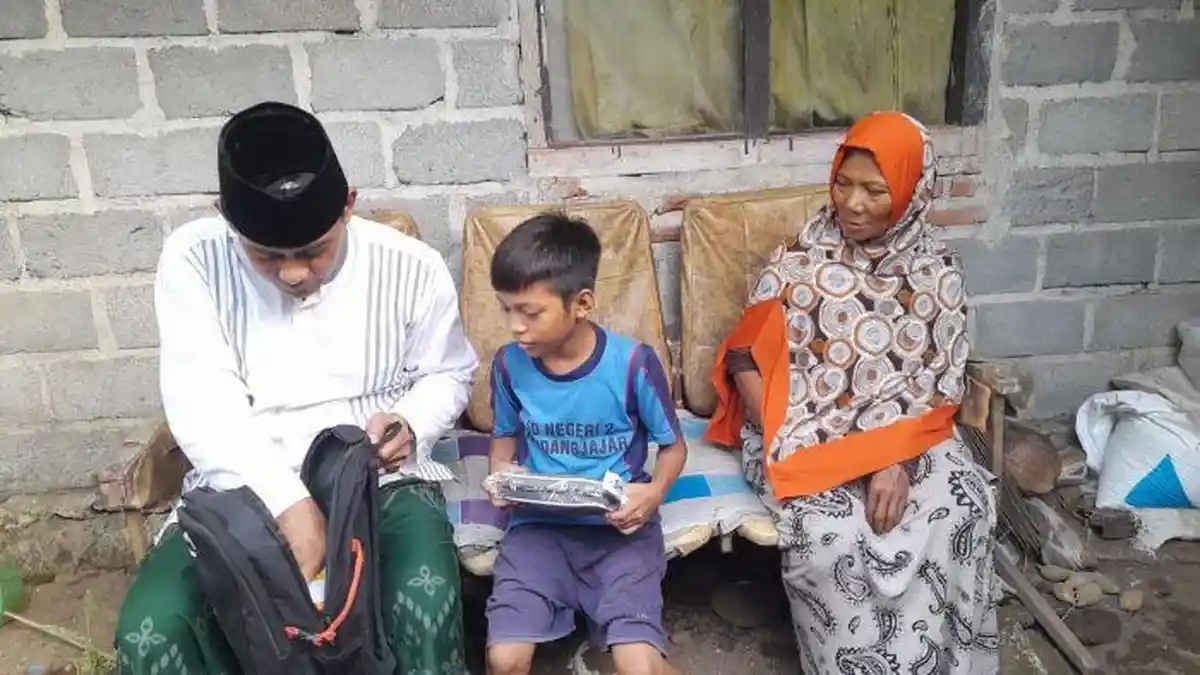 Murid SD Korban Tabungan yang Dimakan Oknum Guru di Pangandaran Ini Dapat Bantuan dari Anggota DPRD