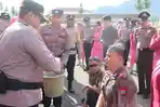 Kapolres-AKBP-Lido-R-Antoro-saat-menyiram-salah-satu-perwira-kkhuyy.jpg