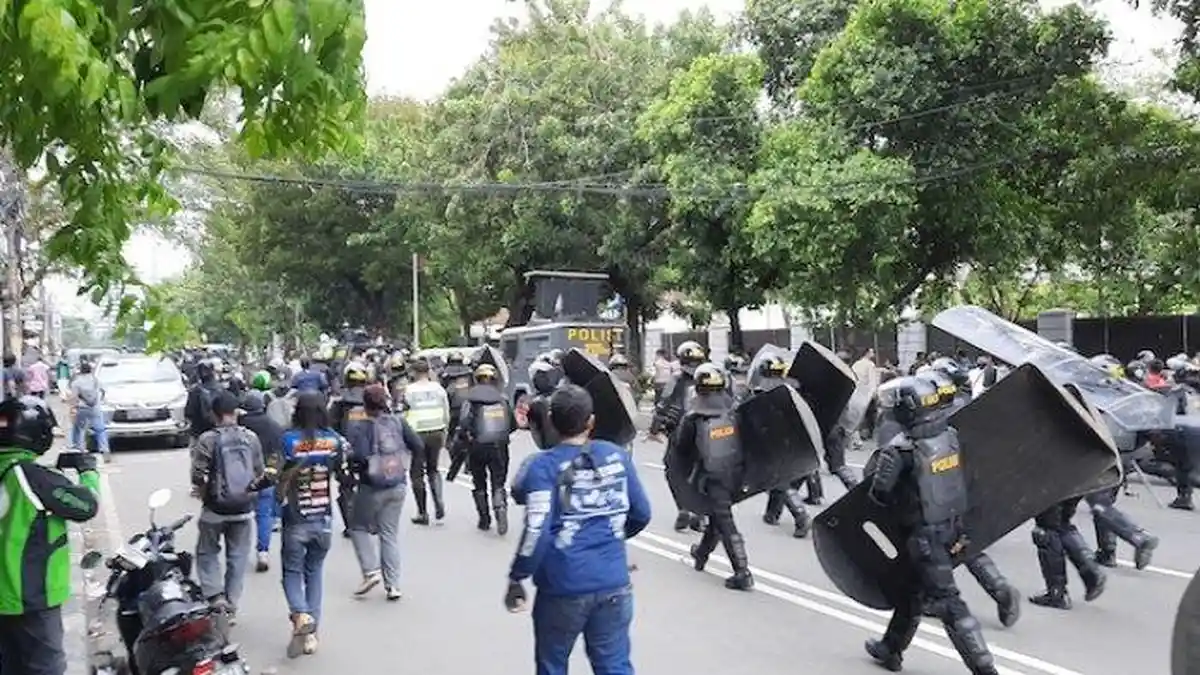 Peserta Aksi 1812 Bawa Narkoba & Sajam Tersangka, 455 Ditangkap: Brimob Vs Jawara Pasang Kuda-kuda