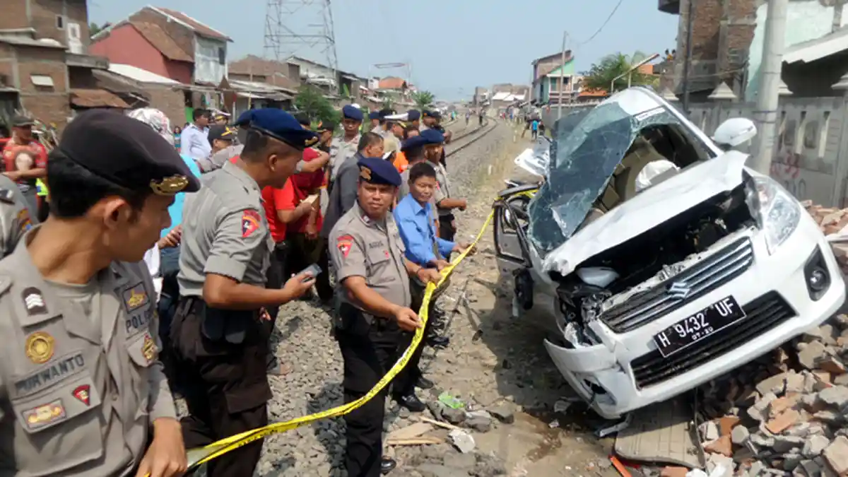 BREAKING NEWS: Kereta Api Tabrak Mobil dan Motor, Seorang Tewas