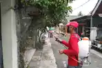 mtrh-lampung-semprot-cairan-disinfektan-rumah-warga-di-kecamatan-panjang.jpg