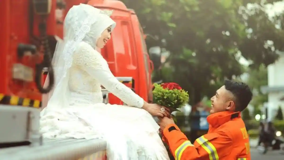 Saking Cintanya pada Profesi, Pria Ini Prewedding dengan Mobil Pemadam Kebakaran