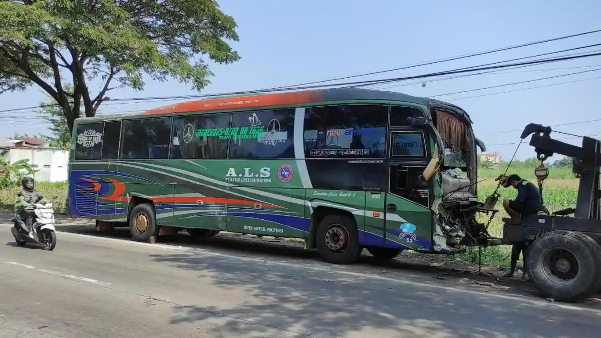 Bus ALS Seruduk Truk Boks di Lampu Merah Jalan Lingkar Jepang Kudus