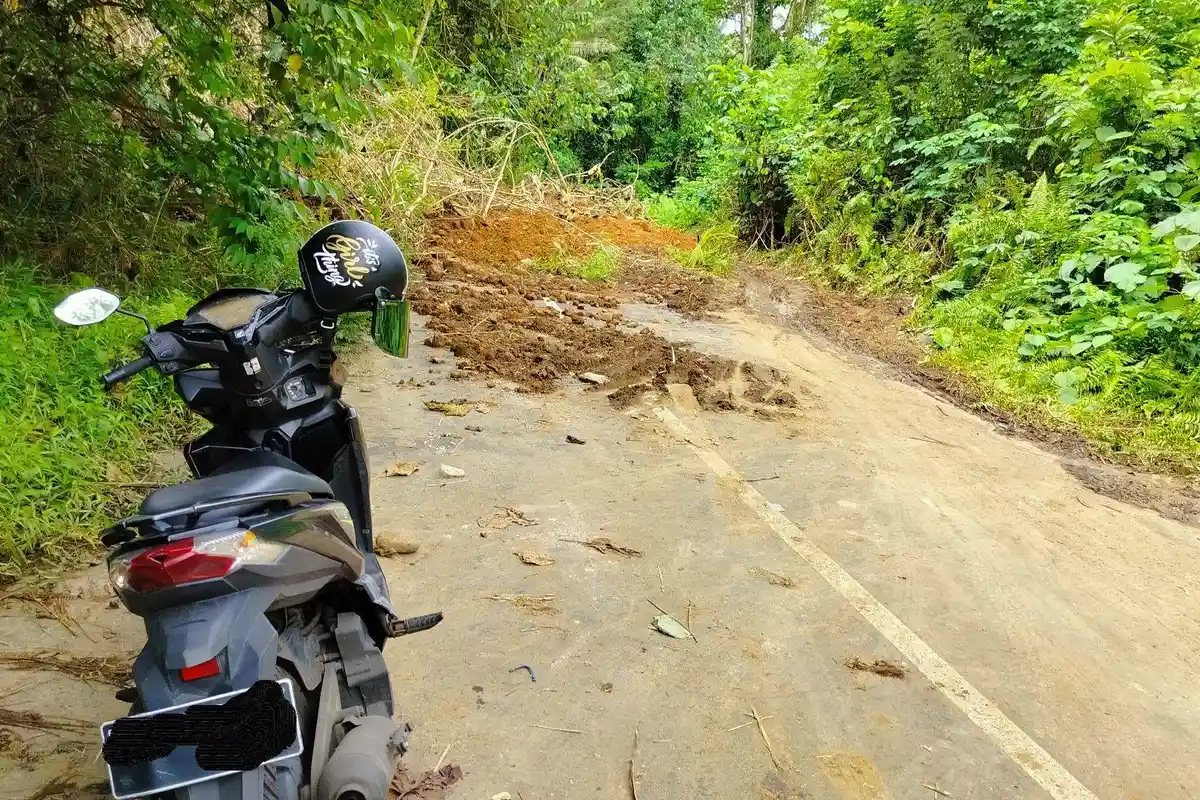 Jalur Bunaken - Mapanget Manado Masih Tertutup Material Longsor