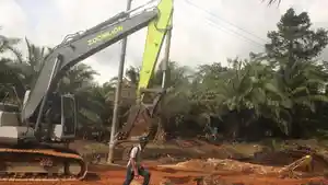 Excavator-milik-PT-MUL-tertelang-lumpur-likuifaksi-di-Desa-Saloadak-Mamuju-Tengah.jpg
