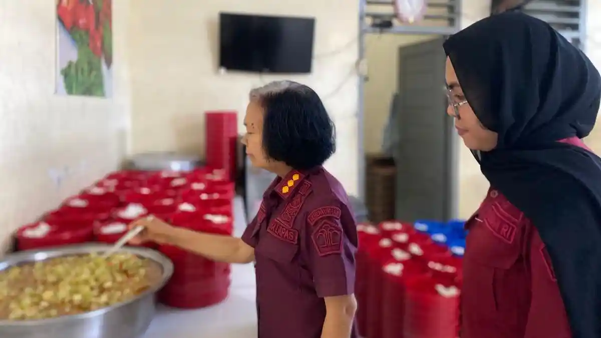 Pastikan Kualitas dan Kebersihan Makanan WBP, Kalapas Kontrol Dapur Lapas Perempuan Medan