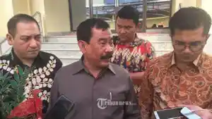wartakota/mantan-danjen-kopassus-mayor-jenderal-purn-soenarko-tengah.jpg