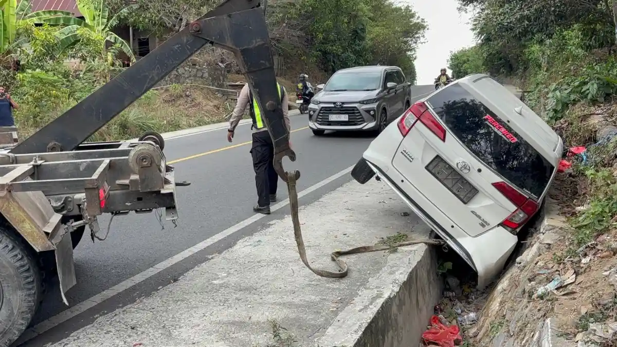 Toyota Calya dari Pinrang Terperosok ke Drainase di Rea Polman, Sopir ...