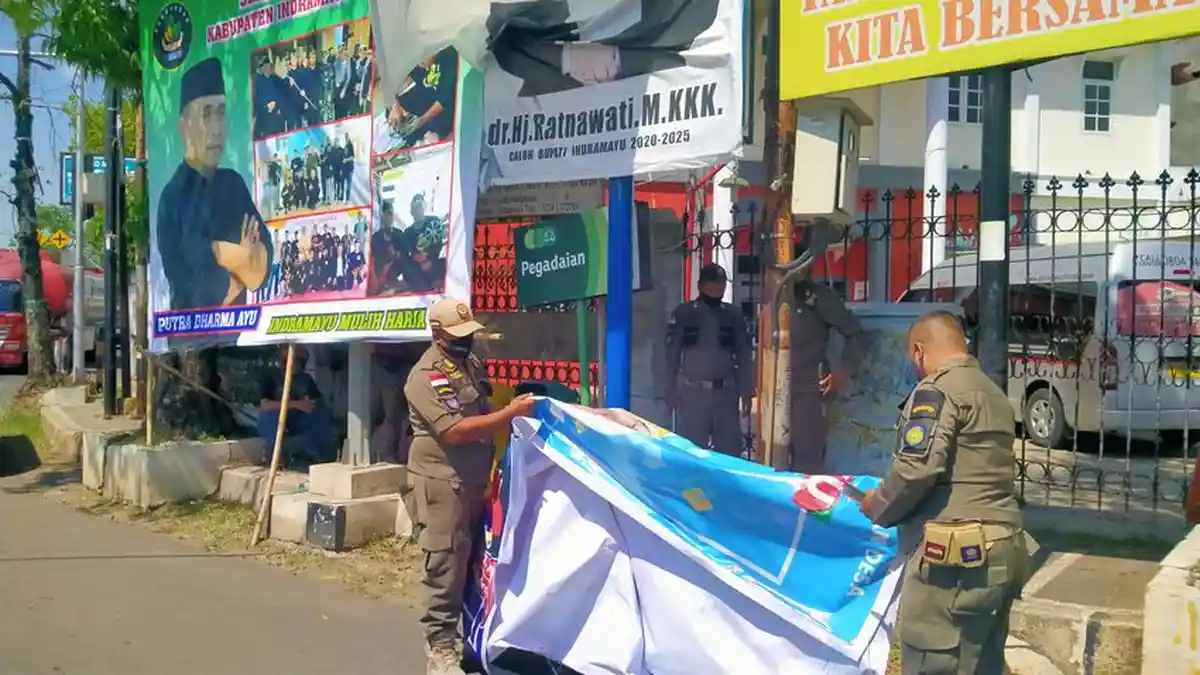 Pilkada Indramayu 2020, Satpol PP Turunkan Alat Peraga Sosialisasi yang Melanggar Aturan