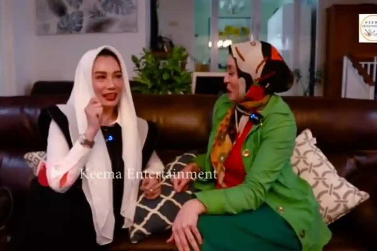 Datangi Kuburan Adjie, Sikap Angelina Sondakh dan Reza Artamevia Bikin Aaliyah Massaid Haru