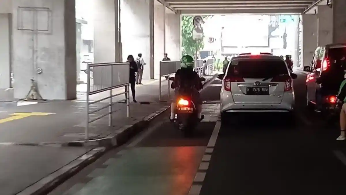 Pemkot Jakarta Pusat: Jalur Sepeda Masih Ngeri, Motor Lewat Meski Ada Pembatas Jalan