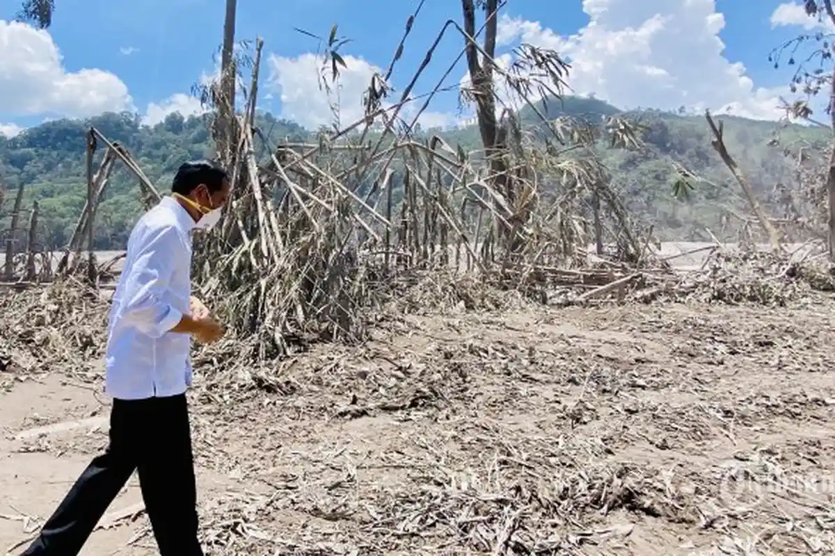Ke Jokowi, Pengungsi Curhat Detik-detik Gunung Semeru Erupsi : Panik, Abunya itu loh Pak