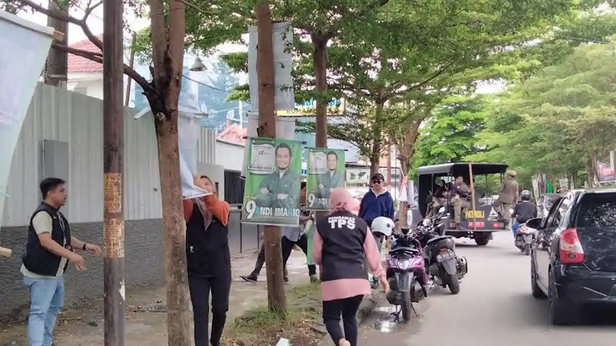 Benarkah karena Cuaca? Penyebab APK Caleg Masih Berseliweran Dekat Kantor Bawaslu Makassar