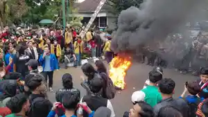 DEMO-MAHASISWA-Saling-dorong-antara-polisi.jpg