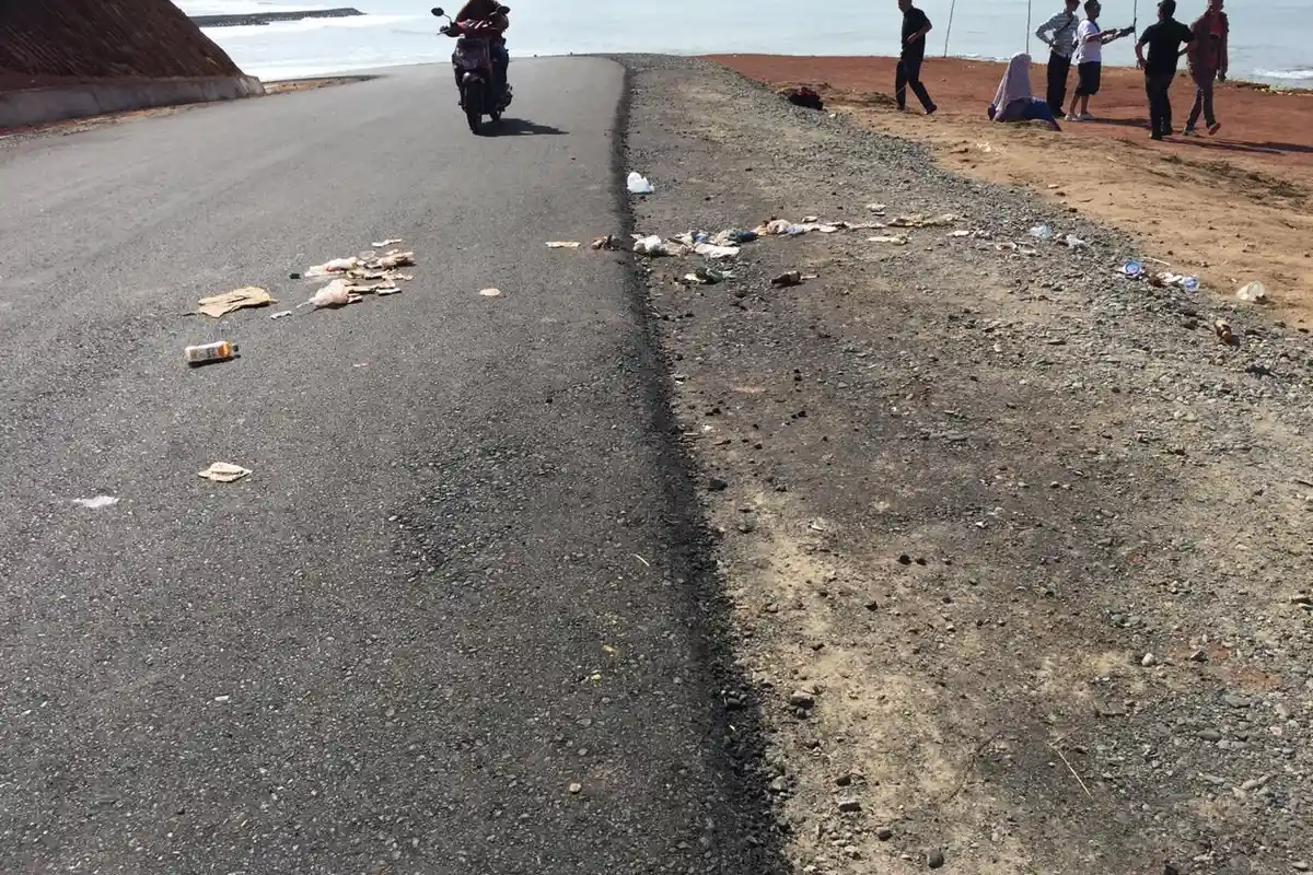 Sampah Berserakan di Lokasi Wisata di Calang, Aceh Jaya