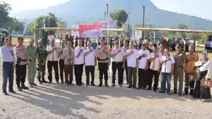 Foto-bersama-usai-Apel-Kasatkamling-di-Lapangan-Polres-Manggarai-Timur.jpg