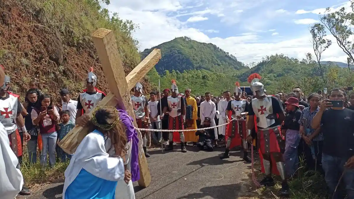 Ketika Maria Bertemu Yesus di Bukit Wolowio Bajawa ‘Bukti Cinta Ibu Tak Terbatas’