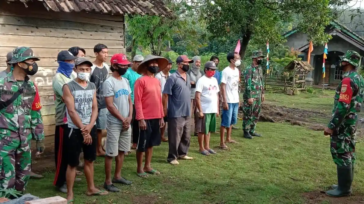 Sertu Widodo Beri Arahan Warga yang Terlibat Rehab RTLH