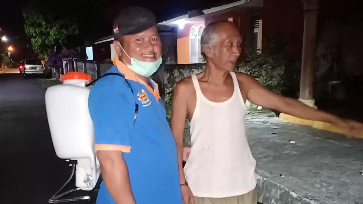 Cegah Covid-19, Warga Simpang IV Sipin Keliling Kampung Seprotkan Cairan Disinfektan