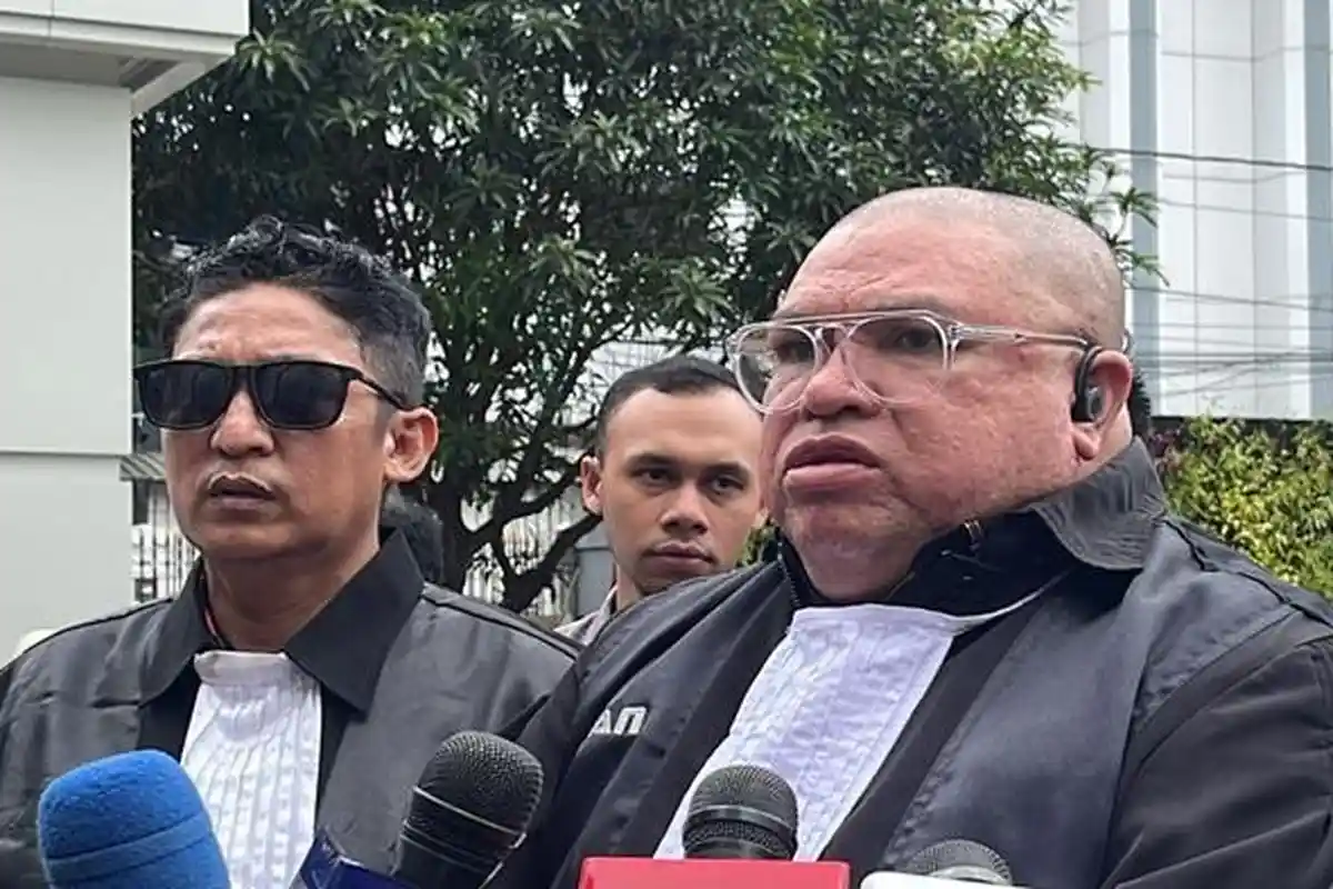 Momen Razman Nasution & Firdaus Oiwobo Ngamuk Lagi Datangi Gedung Mahkamah Agung Pakai Toga Advokat