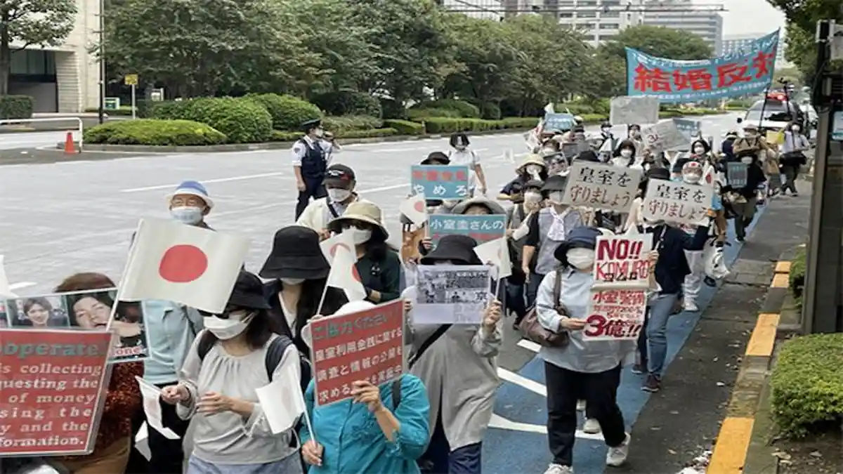 Masyarakat Jepang Demo Menentang Perkawinan Putri Mako dengan Kei Komuro