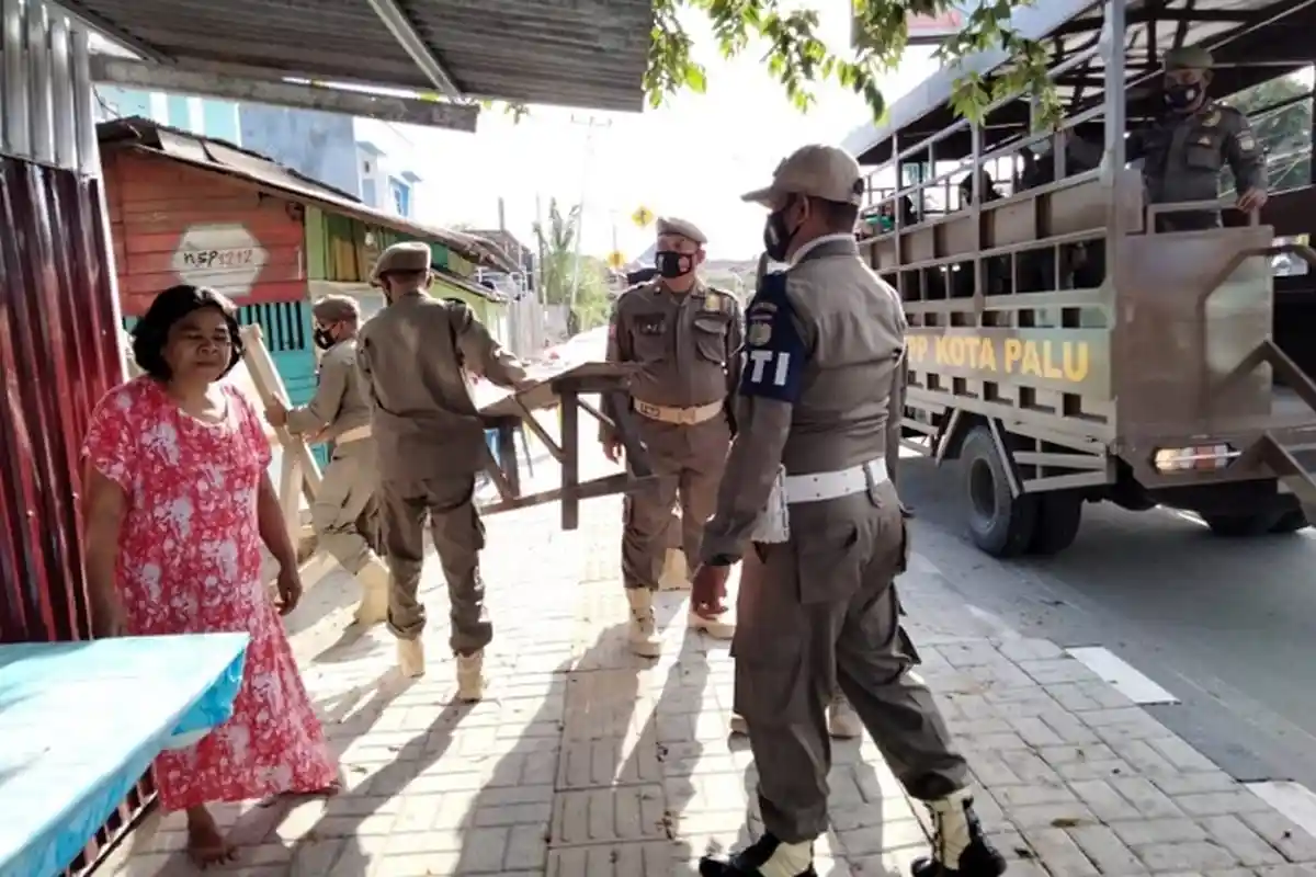Masih Berjualan di Trotoar, Satpol PP Turun ke Jalan Bersihkan Lapak PKL