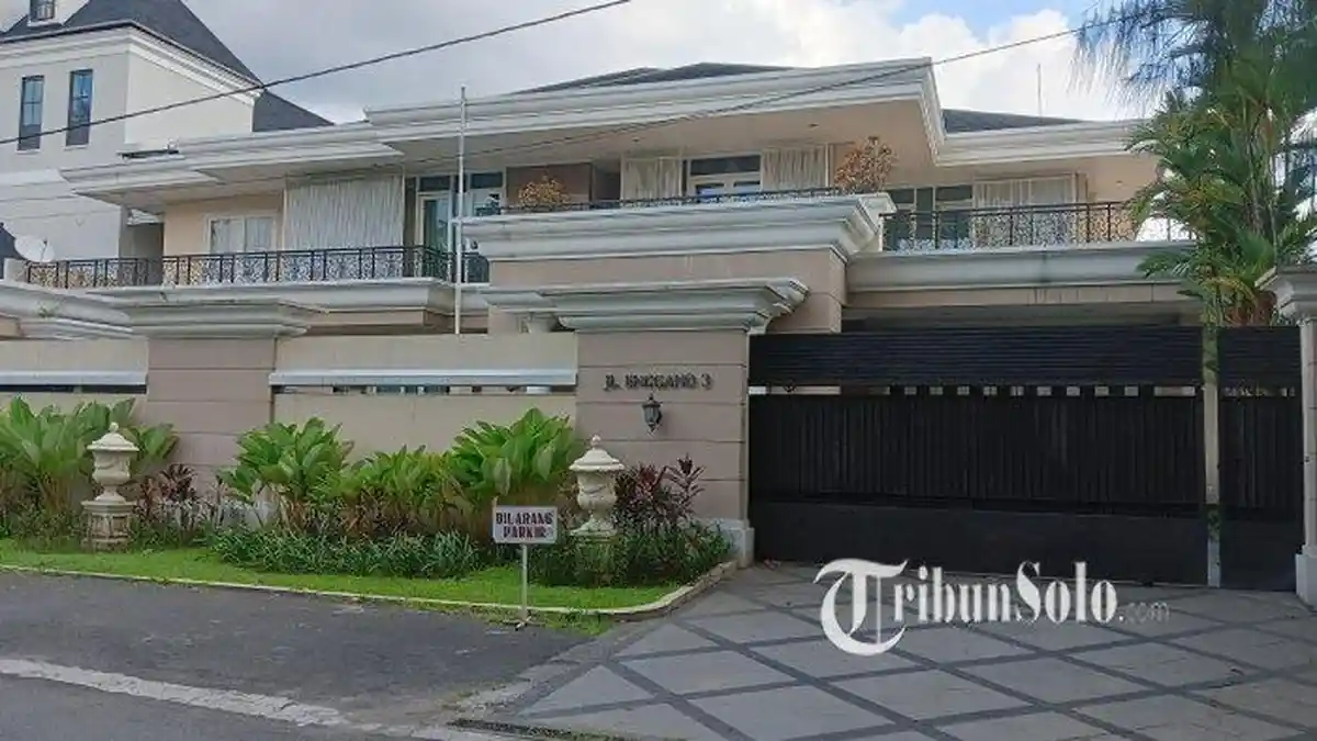 Penampakan Rumah Mewah Bos Sritex Iwan Lukminto Sehari usai Ditangkap, Dijaga Aparat
