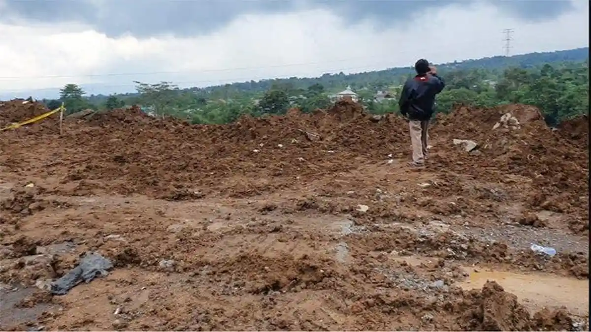Pencarian 7 Guru dan Kepsek TK Ada Titik Terang, Mobil yang Tertimbun Longsor Cianjur Mulai Terlihat
