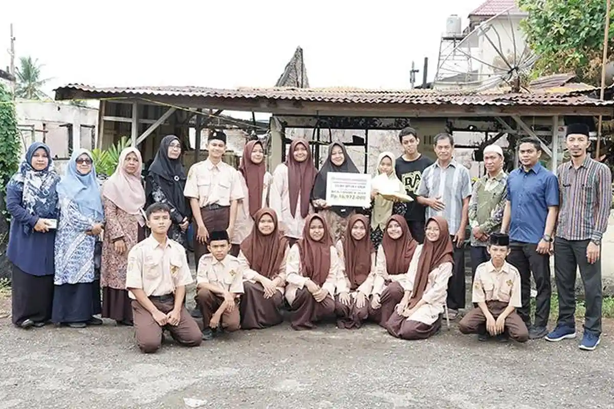 MTsN 1 Model Banda Aceh Santuni Siswi Korban Kebakaran Rumah