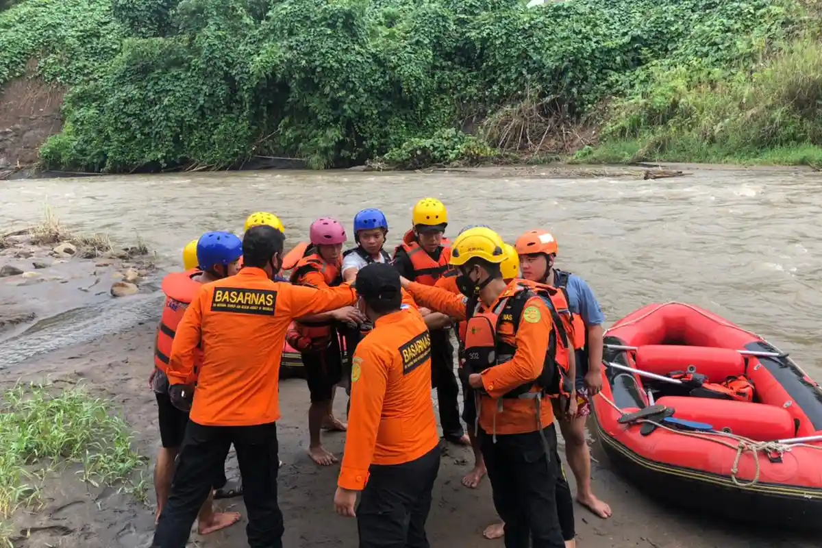 Basarnas Telusuri Sungai Sawangan, Cari Bocah Minut yang Hilang Terseret Sungai