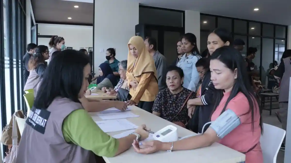 COB Gelar Pengobatan Gratis, Bagikan 300 Paket Sembako dan 300 Makan Bergizi Gratis ke Warga