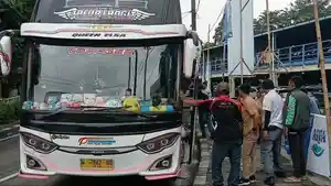Kedatangan-pemudik-penumpang-bus-AKAP-di-Terminal-Kampung-Rambutan-Ciracas-Jakarta-Timur.jpg