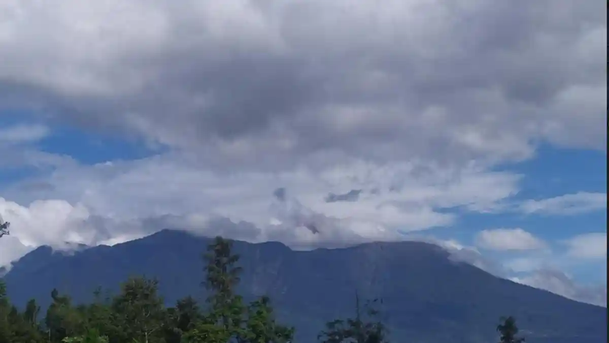 Gunung Marapi Sumbar 2 Kali Erupsi Sabtu Sore, Tinggi Kolom Abu Teramati 300 Meter dari Puncak