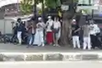 Simpatisan dan Laskar FPI Berjaga di Jalan Petamburan 3