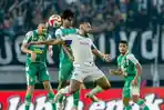 Pemain-Persebaya-Surabaya-berduel-dengan-pemain-Arema-FC.jpg
